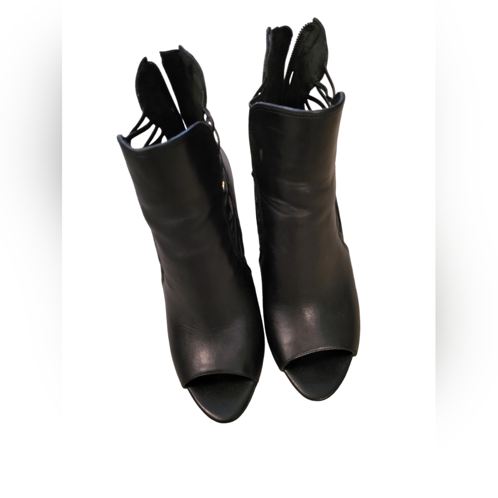Jessica Simpson Cut Out Bootie in Black, Size 7.5